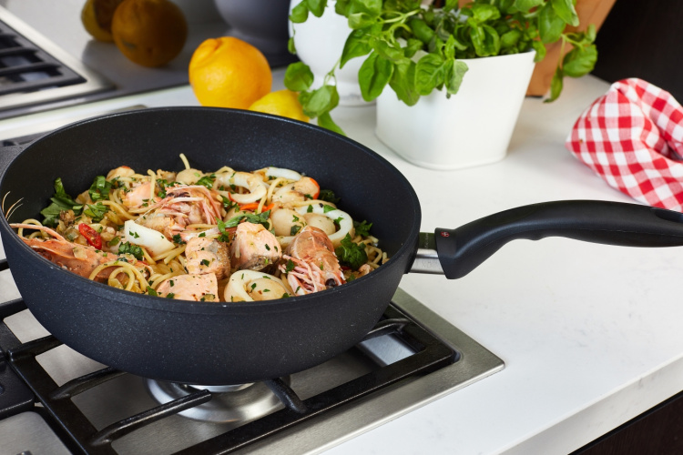 Swiss Diamond XD Classic Induktion Stekpanna med lock, 4,2 liter. Swiss Diamond XD Classic Induktion Stekpanna med lock, 4,2 liter.