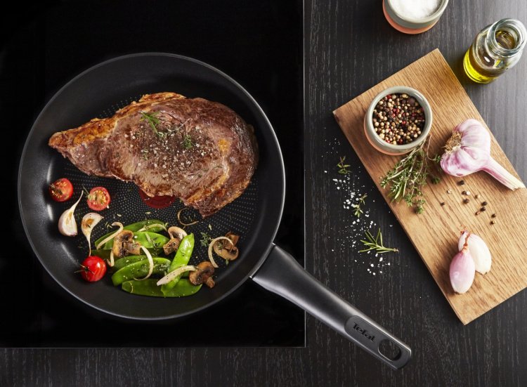 Tefal Ultimate -stekpanna 24 cm, svart.