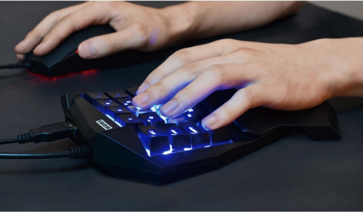 Hori Tactical Assault Commander -mekaniska tangentbord, PS5 / PS4 / PC