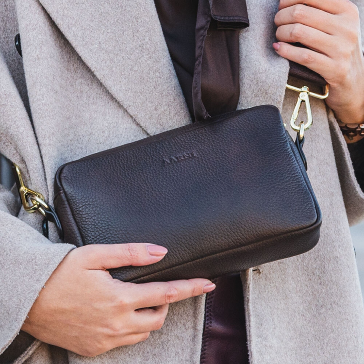 Aarni Crossbody Bag, svart, guldfärgad dragkedja Aarni Crossbody Bag, svart, guldfärgad dragkedja