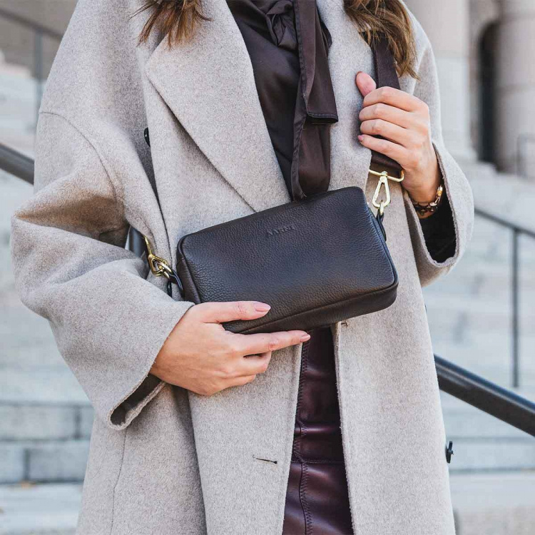 Aarni Crossbody Bag, svart, guldfärgad dragkedja Aarni Crossbody Bag, svart, guldfärgad dragkedja