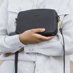 Aarni axelrem i hjortskinn, svart/guld Aarni axelrem i hjortskinn, svart/guld