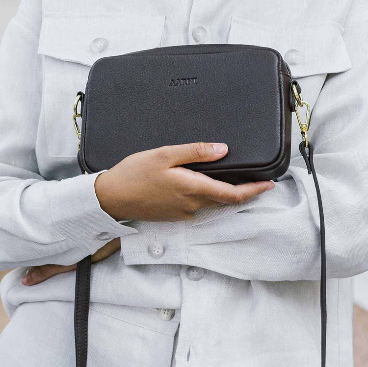 Aarni axelrem i hjortskinn, svart/guld Aarni axelrem i hjortskinn, svart/guld