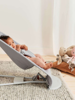BabyBjörn Bliss Woven Bundle -sitteri + lelu, Ljusgrå/Googly Eyes(pastelli)
