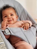 BabyBjörn Bliss Woven Bundle -sitteri + lelu, Ljusgrå/Googly Eyes(pastelli)
