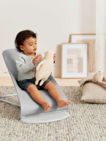 BabyBjörn Bliss Woven Bundle -sitteri + lelu, Ljusgrå/Googly Eyes(pastelli)