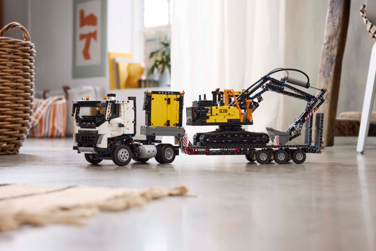 LEGO Technic 42175 - Volvo FMX lastbil och EC230 elektrisk grävmaskin