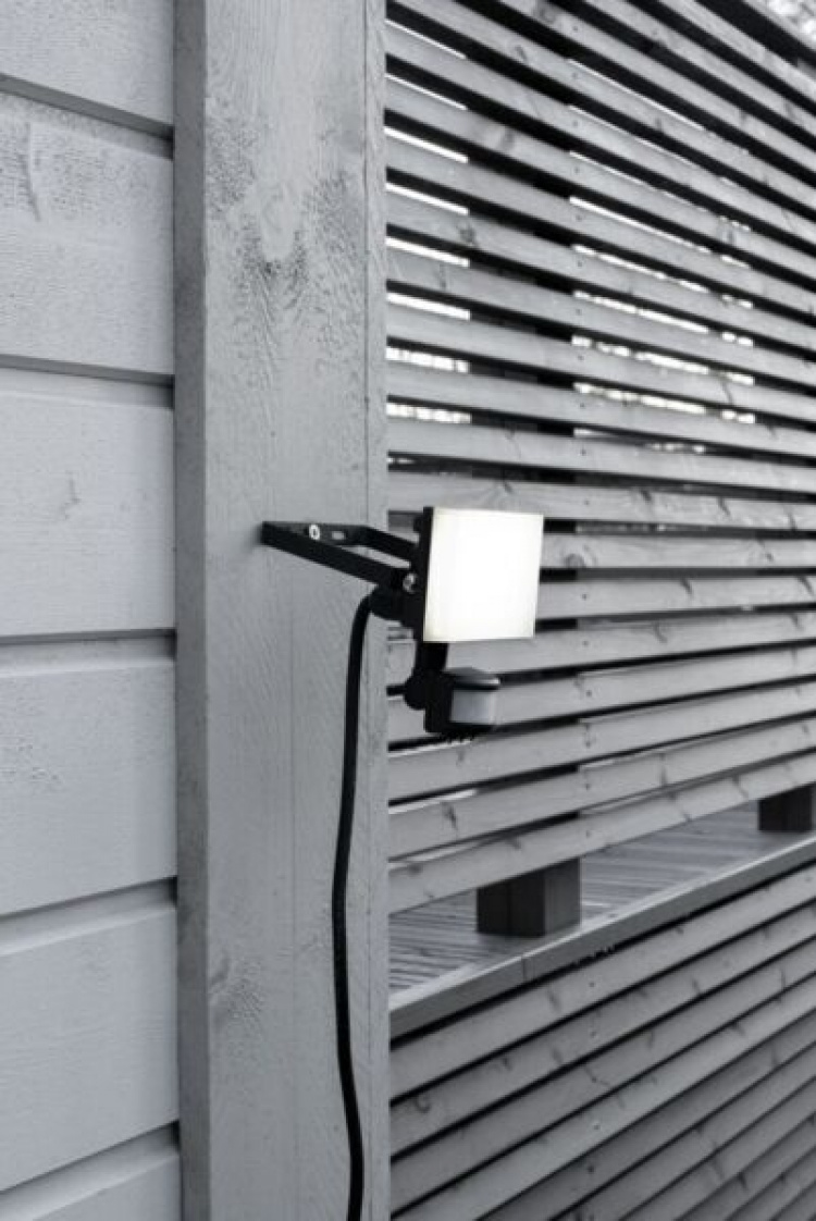 Airam Airflood Pir-strålkastare, rörelsesensor, 10W, 800lm, svart