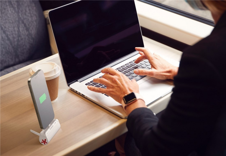 SKROSS Power Stand 18,5 W, 5000 mAh powerbank och smartphone-stativ i ett SKROSS Power Stand 18,5 W, 5000 mAh powerbank och smartphone-stativ i ett