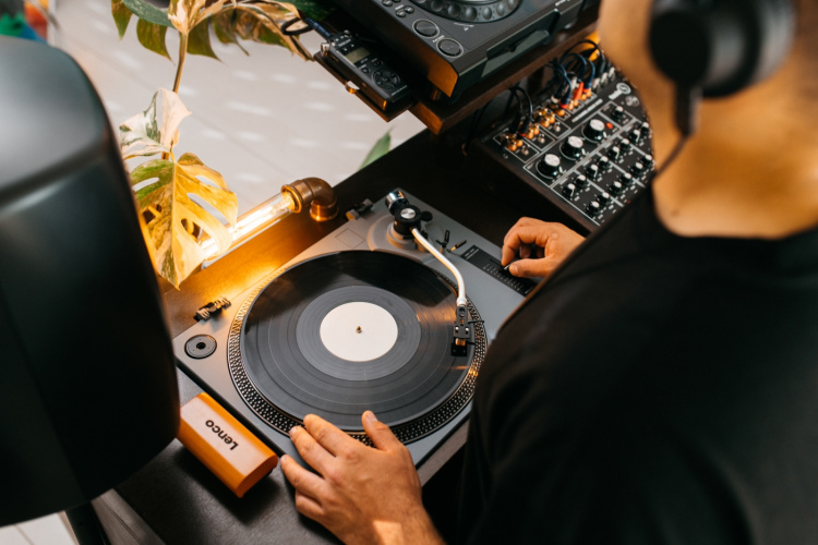 Lenco Skivspelare med direktdrivning PC-kodning CE-UK Grå Lenco Skivspelare med direktdrivning PC-kodning CE-UK Grå