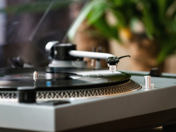 Lenco Skivspelare med direktdrivning PC-kodning CE-UK Grå Lenco Skivspelare med direktdrivning PC-kodning CE-UK Grå