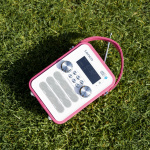 Lenco Bärbar DAB+ FM-radio med Bluetooth® och AUX-ingång, uppladdningsbart batteri Vit Lenco Bärbar DAB+ FM-radio med Bluetooth® och AUX-ingång, uppladdningsbart batteri Vit