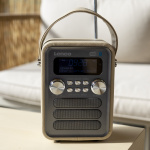 Lenco Bärbar DAB+ FM-radio med Bluetooth® och AUX-ingång, uppladdningsbart batteri Taupe Lenco Bärbar DAB+ FM-radio med Bluetooth® och AUX-ingång, uppladdningsbart batteri Taupe