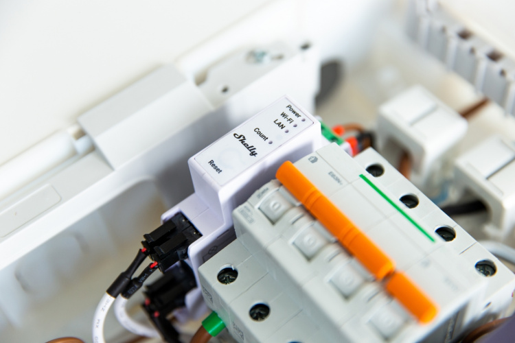 Shelly Pro 3EM DIN-skenemonterad energimätare, 3-fas
